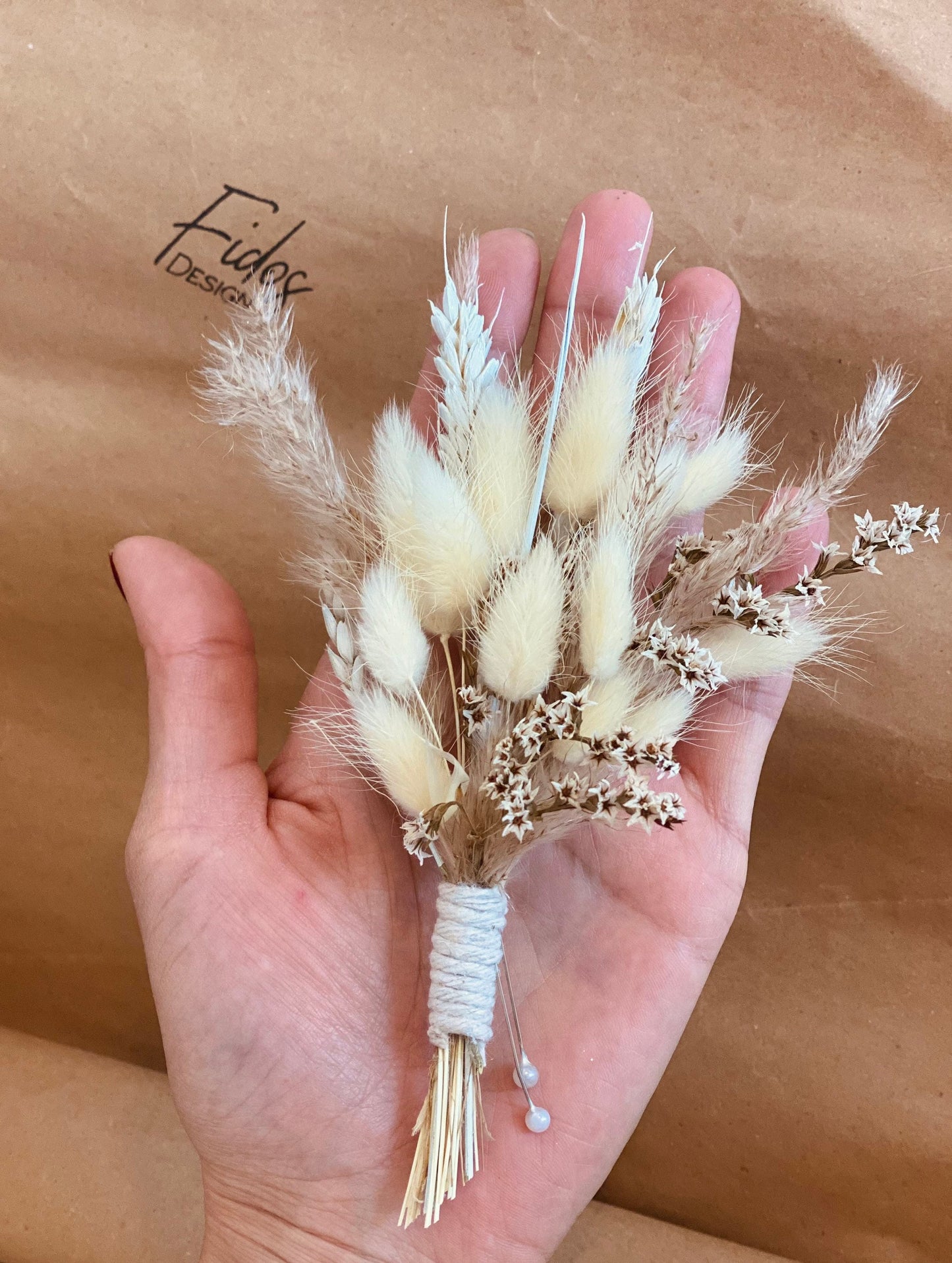 Groomsmen gift/ Groomsmen buttonhole/ Pampas Grass Boutonnière/Men’s pin /Wedding flowers/White buttonhole/ Boho Wedding/ Wedding Flower