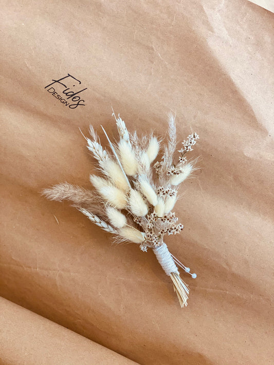 Groomsmen gift/ Groomsmen buttonhole/ Pampas Grass Boutonnière/Men’s pin /Wedding flowers/White buttonhole/ Boho Wedding/ Wedding Flower