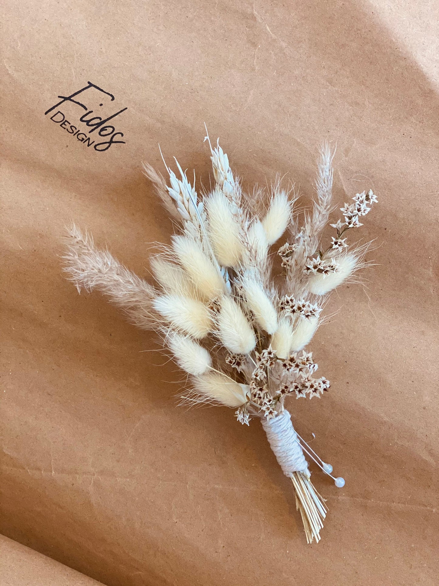 Groomsmen gift/ Groomsmen buttonhole/ Pampas Grass Boutonnière/Men’s pin /Wedding flowers/White buttonhole/ Boho Wedding/ Wedding Flower